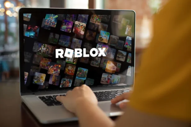 Roblox-wallpaper-on-a-users-laptop